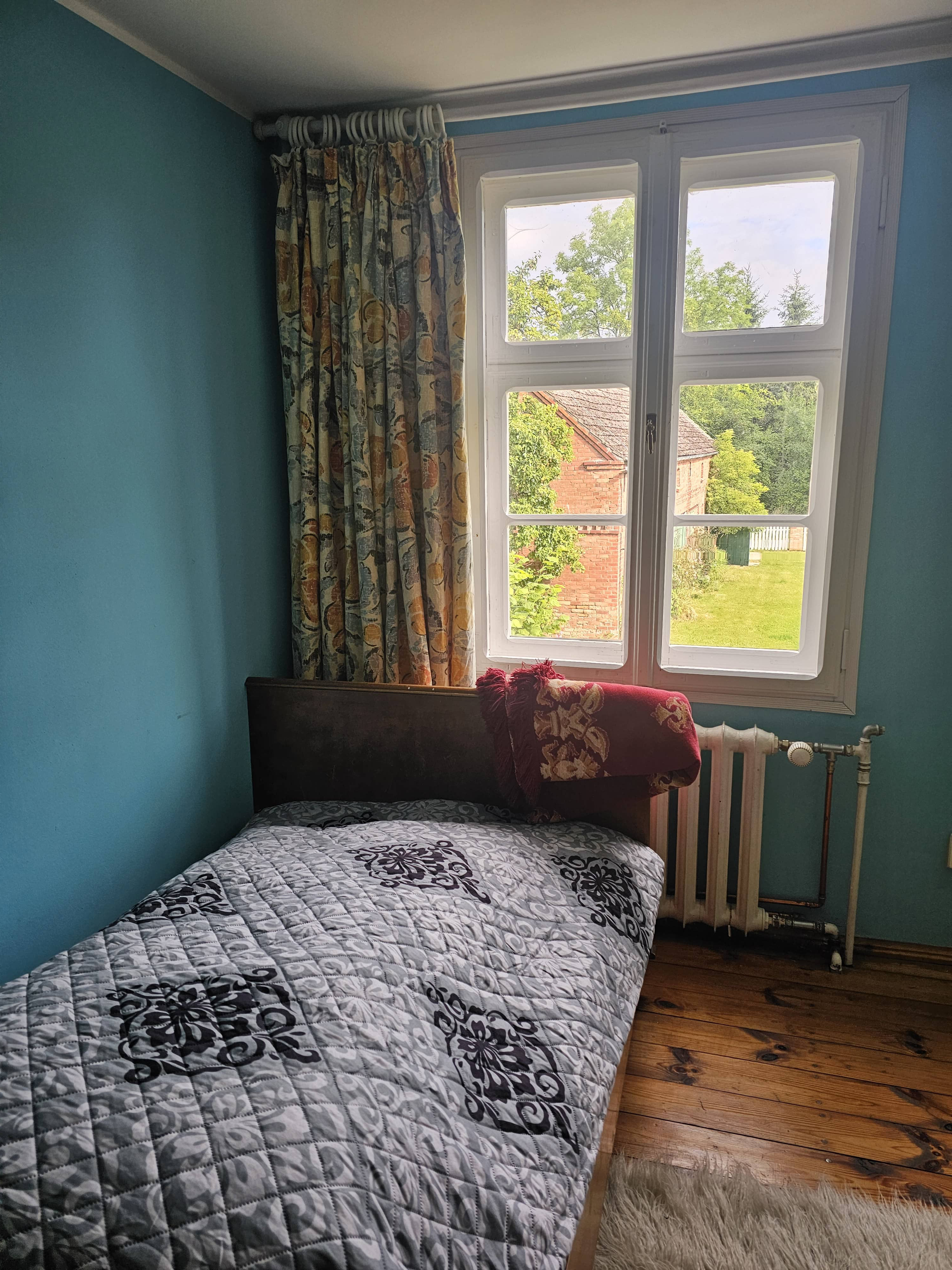 Stilvolles Zimmer mit Schreibtisch